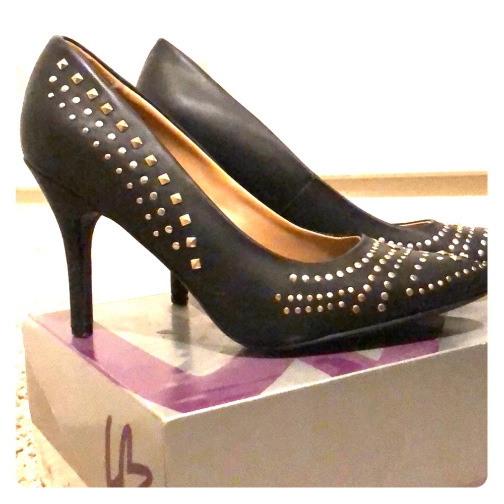 Black pumps with gold studs, almond toe
